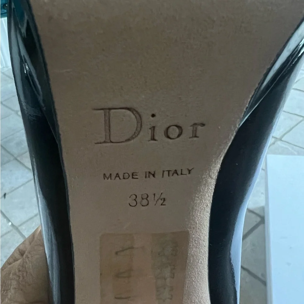 Never worn in box new - Picture 7 of 7